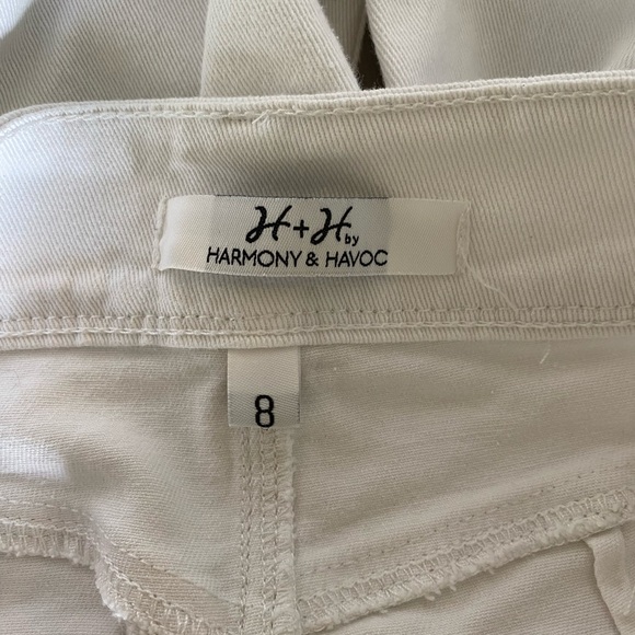 H&H by Harmony & Havoc
Size 8
Ladies White Capri Denim Jeans
Five pocket
Cuffed - Picture 4 of 5